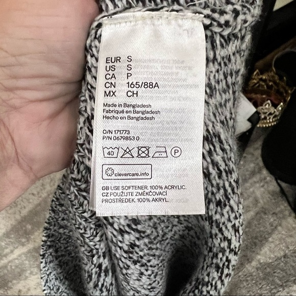 Divided H&M Sweater - Picture 7 of 7